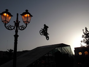 salto, lampione, motociclista, lampioni, moto, istantanea, luci, cielo, luce, notturno, ruote, motocicletta, controluce, acrobazia, silhouette, pedana, sport