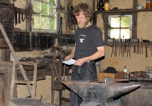 artigiano, incudine, attrezzi, finestre, barba, uomo, ferro, fabbro, artigianato, morsa, martello, metallo, leggere, laboratorio, bottega