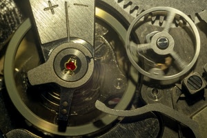 orologio, meccanismo, metallo, cerchi, ingranaggi, ruote, viti, meno, bilanciere, più, ingranaggio, macro, rubino, rosso