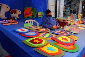 stemmi, venditore, colori, blu, bancarella, uomo, rosso, verde, mercato, giallo, elefante, animali, cappello, serranda, arancione, scudetti, giocattoli, orsi, stemma, stoffa, scudi, elefanti
