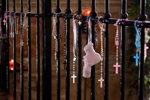 croci, cancello, rosari, rosa, corone, scarpine, devozione, scarpette, nero, ringhiera, bianco, inferriata, azzurro, chiesa, lumini