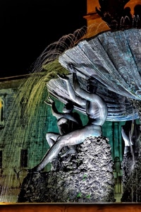 fontana, acqua, notte, conchiglia, notturno, statue, statua, zampilli, luce, scultura, mani, persone, conchiglie, colori, luci