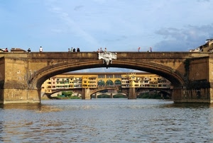 fiume, firenze, ponti, acqua, ponte, archi, cielo, persone, vecchio, case, nuvole, stemma, azzurro, riflessi, finestre, arco